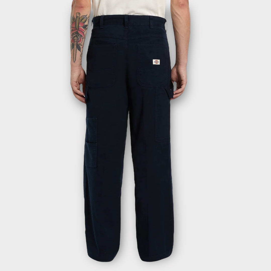Detalje af lommer og syninger på navy Dickies painter bukser