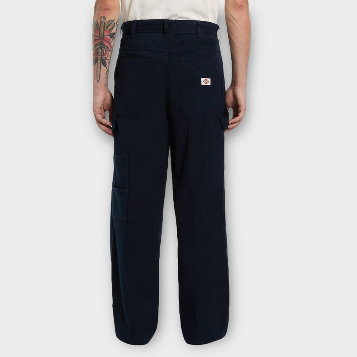 Detalje af lommer og syninger på navy Dickies painter bukser