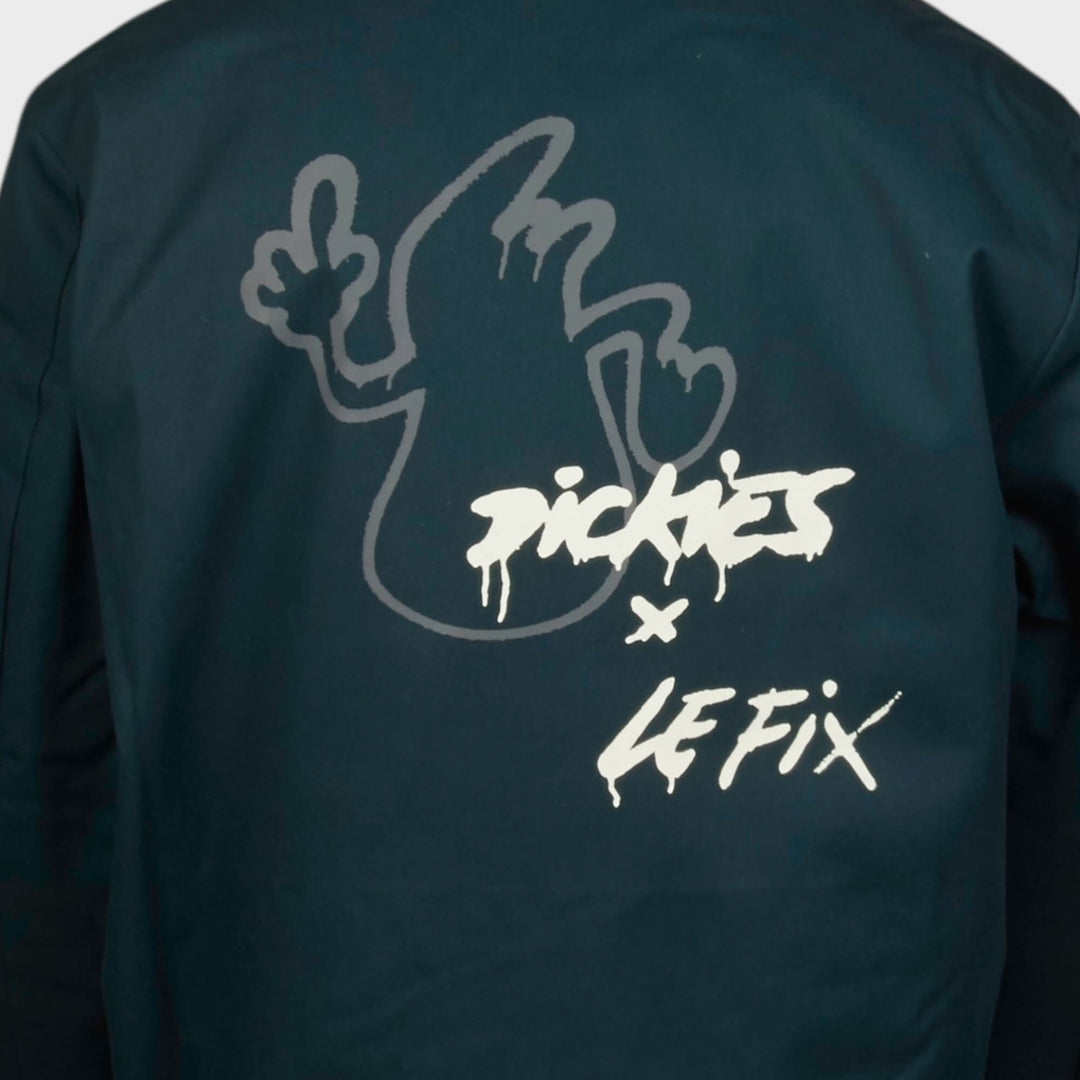 Detalje af Dickies x Le Fix Eisenhower jakke i grøn med knapper og lommer