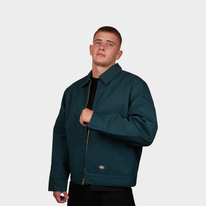 Model iført Dickies x Le Fix Eisenhower jakke i grøn i udendørs miljø