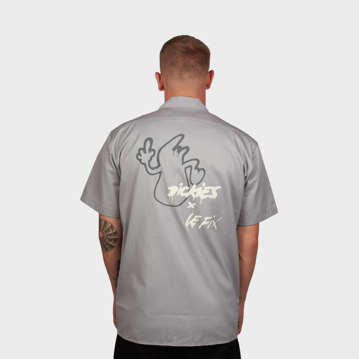 Mand iført Dickies x Le Fix kortærmet skjorte i grå – set bagfra