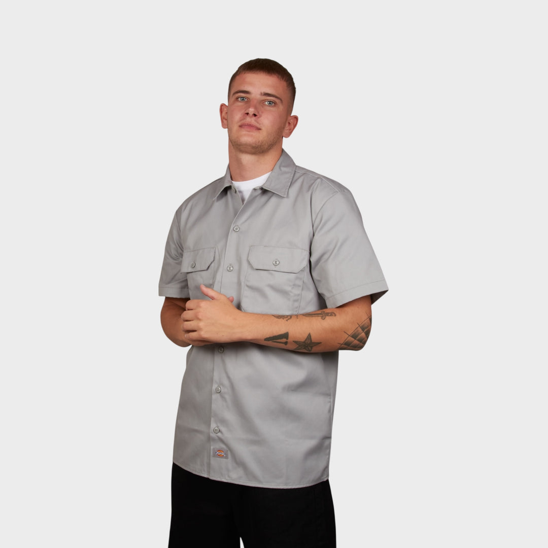 Dickies x Le Fix kortærmet skjorte i grå – frontvinkel i skrå perspektiv