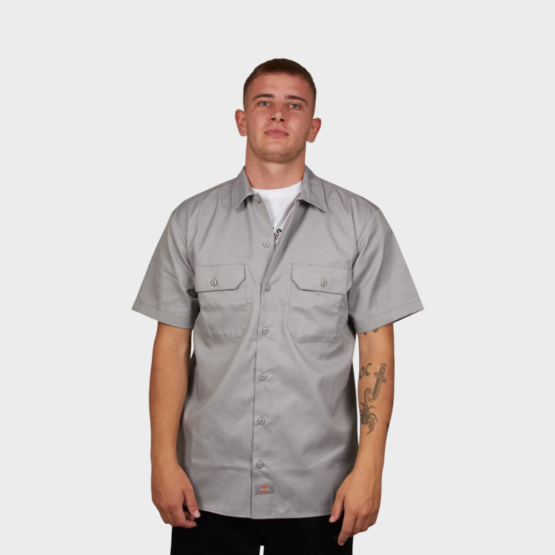 Mand iført Dickies x Le Fix kortærmet skjorte i grå – frontvisning