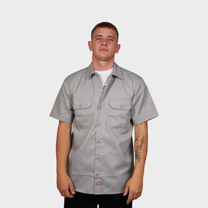 Mand iført Dickies x Le Fix kortærmet skjorte i grå – frontvisning