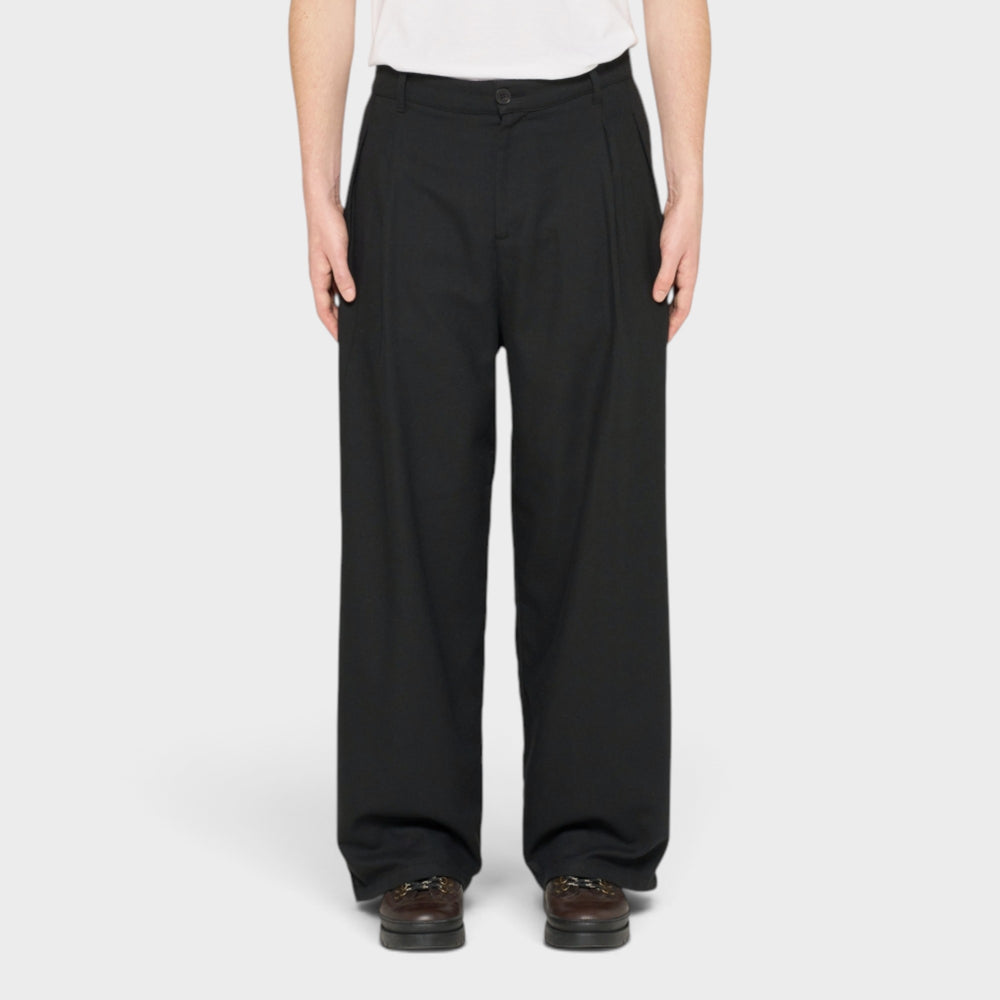 Edwin sorte Alden bukser i Drappy Twill.