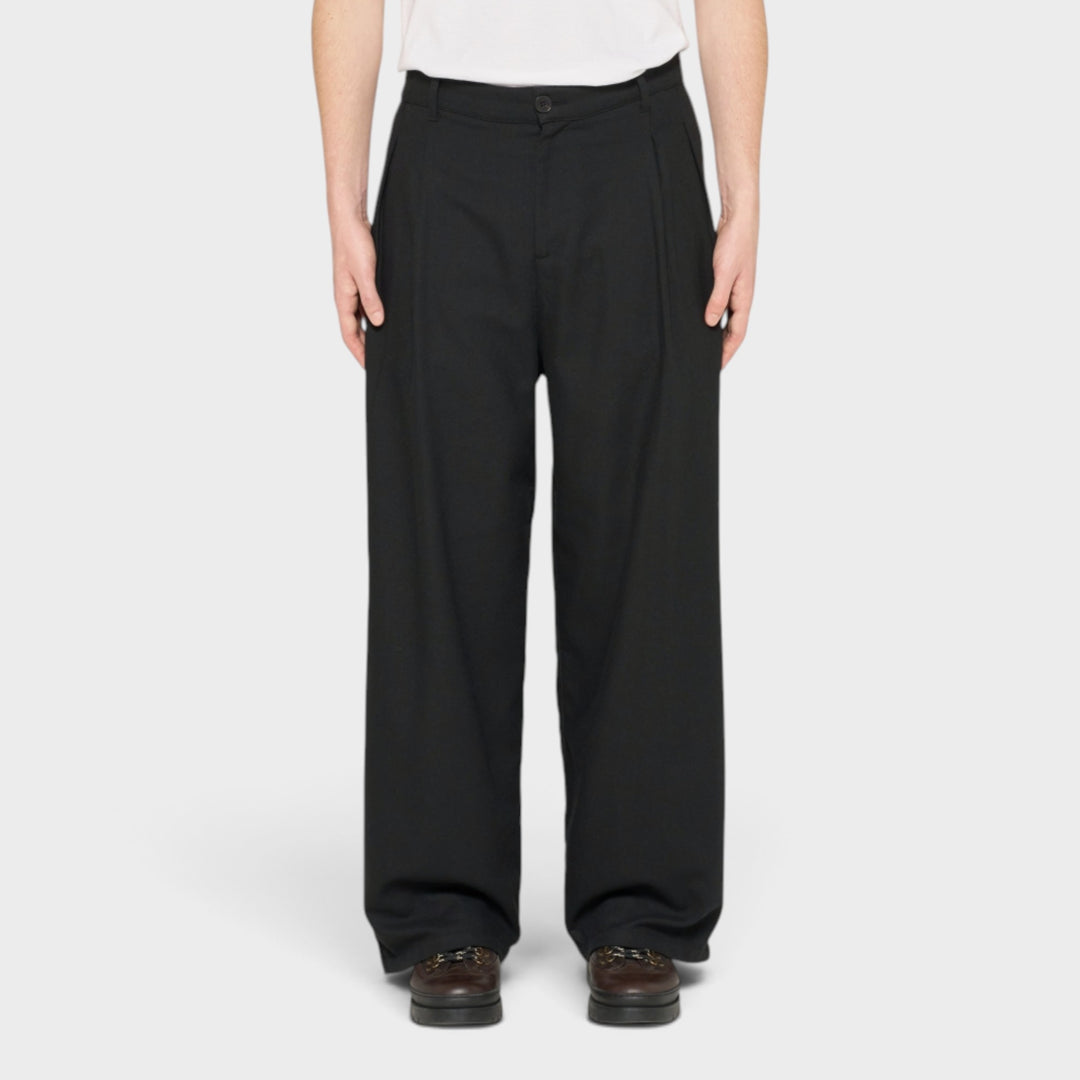 Edwin sorte Alden bukser i Drappy Twill.