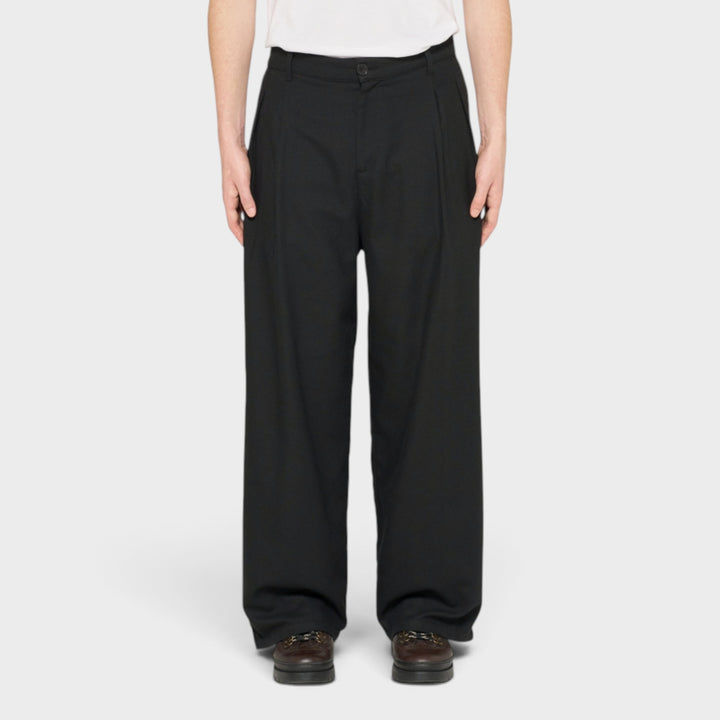 Edwin sorte Alden bukser i Drappy Twill.