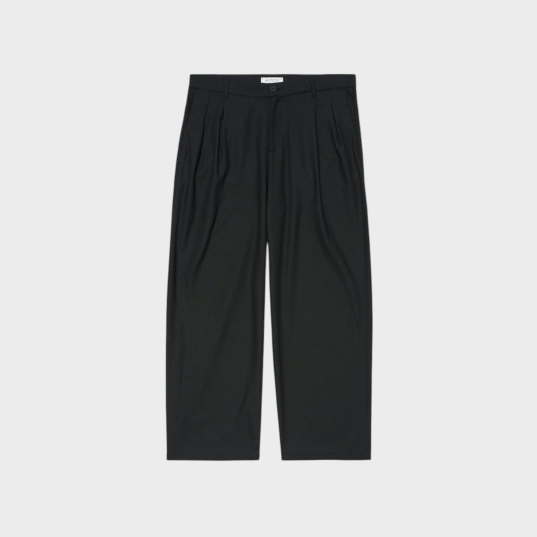 Edwin Alden Pant i Black med relaxed fit.