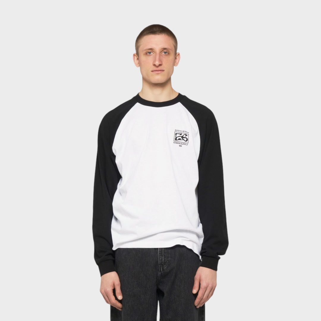 Edwin Alec Langærmet T-Shirt i Hvid/Sort på model