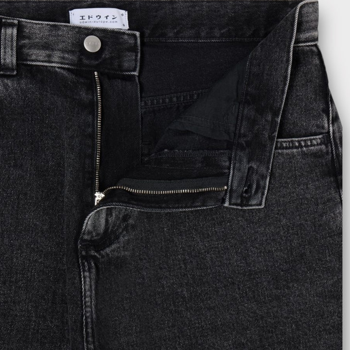 Edwin sorte worker shorts stylet til casual sommer outfit