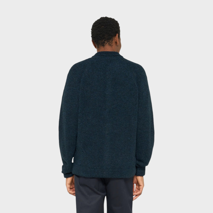 Edwin navy cardigan med ribstrikket krave og kanter.