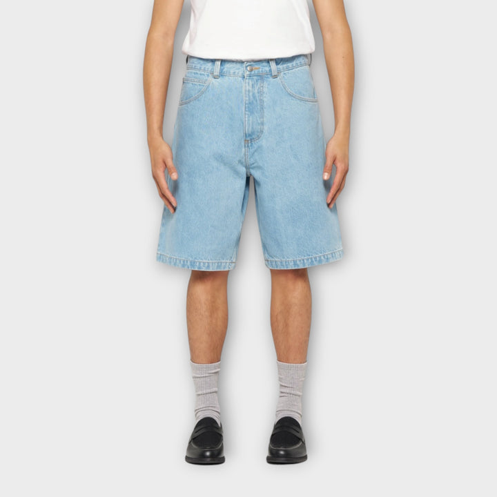Denim shorts fra Edwin i heavy wash med workwear design
