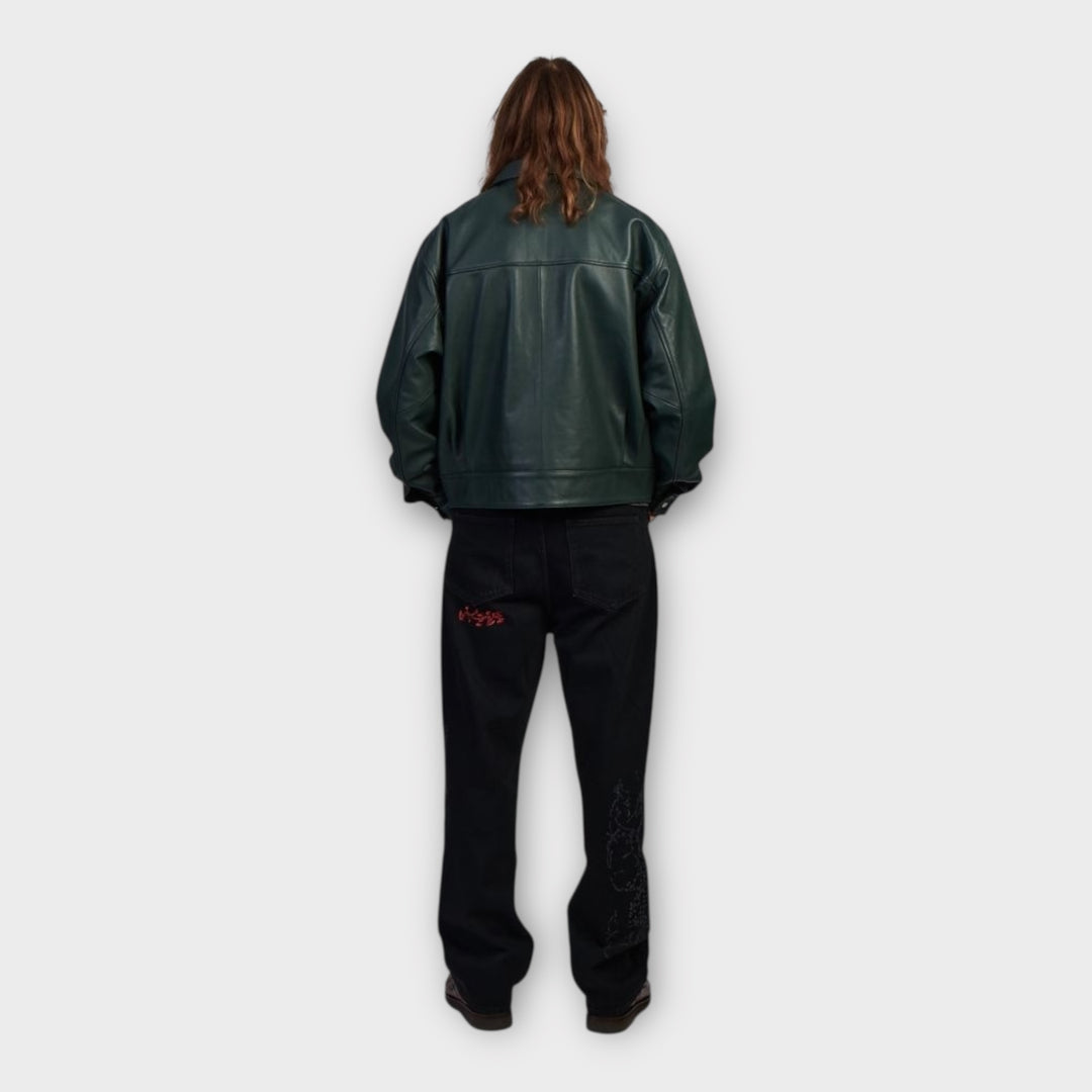 Model iført Edwin Dogma Jakke i mørkegrøn