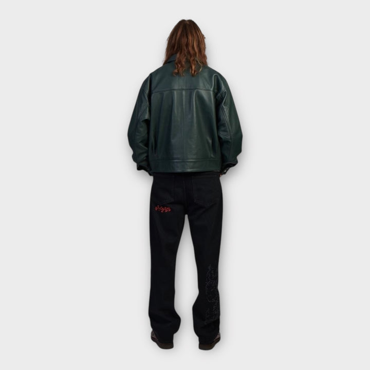 Model iført Edwin Dogma Jakke i mørkegrøn