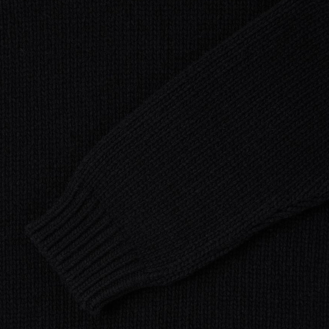 Edwin Ellis Sweater i Black/Baltic vist på model – moderne og komfortabel strik.