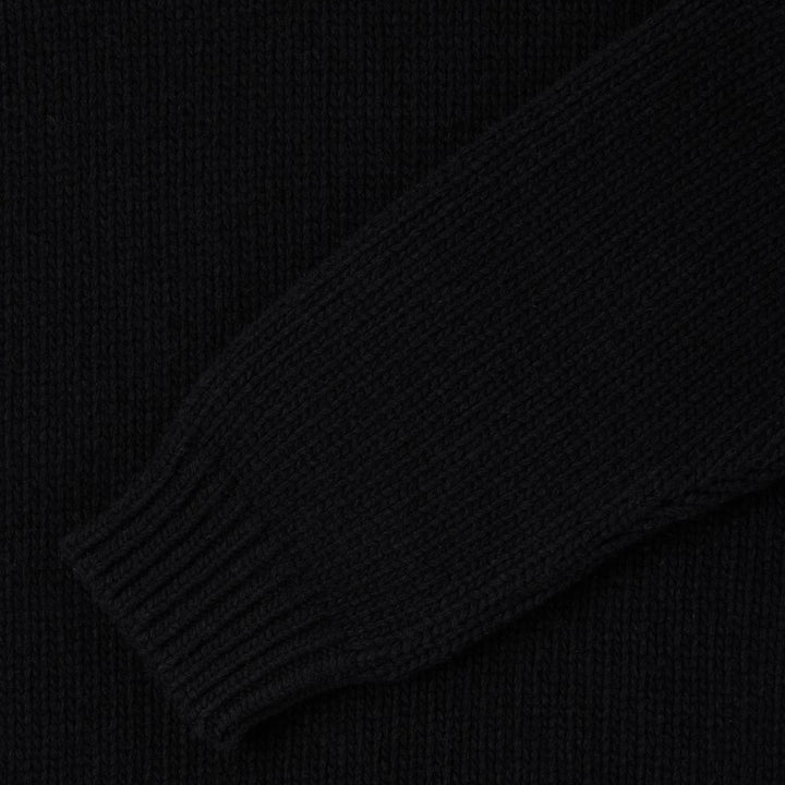 Edwin Ellis Sweater i Black/Baltic vist på model – moderne og komfortabel strik.