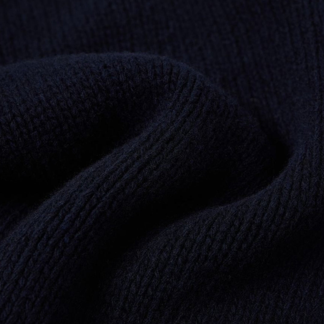 Detaljebillede af Edwin Ellis Sweater i Navy/Off White med tekstur og logo.