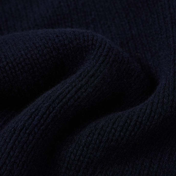 Detaljebillede af Edwin Ellis Sweater i Navy/Off White med tekstur og logo.