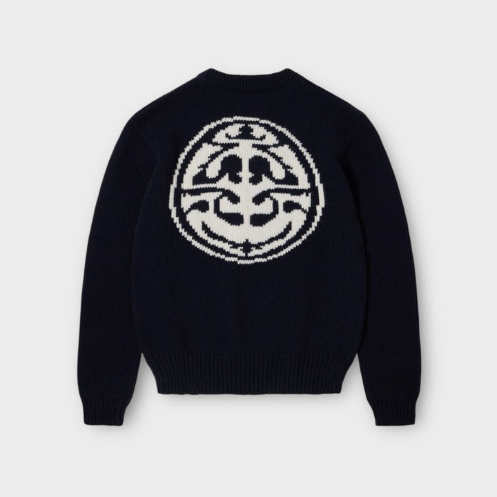Foran på Edwin Ellis Sweater i Navy/Off White med rund hals og ribkanter.