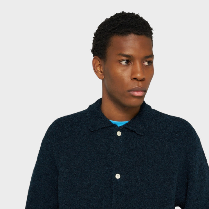 Edwin Gemini Cardigan set forfra i mørkeblå.