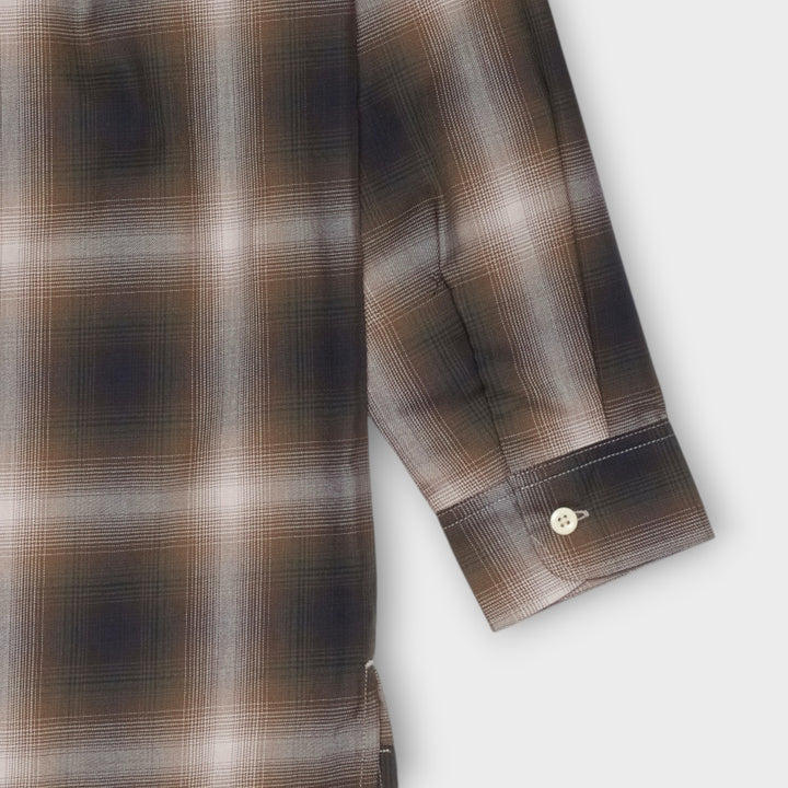 Edwin skjorte i let genanvendt polyester og rayon.