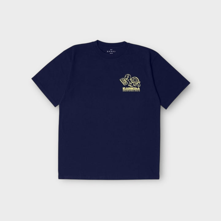 Foran på Edwin Kamera T-Shirt i Maritime Blue med ikonisk kameramotiv.