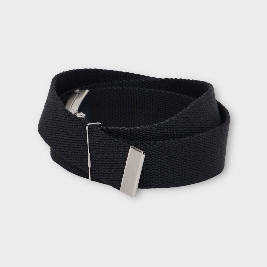 Detaljebillede af Edwin Katakana Clip Belt i sort med solid clip-lukning.