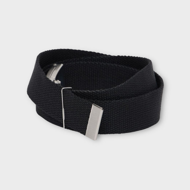 Detaljebillede af Edwin Katakana Clip Belt i sort med solid clip-lukning.