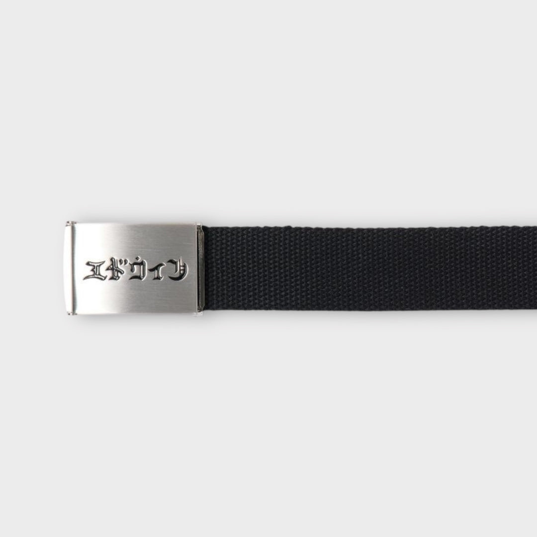 Edwin Katakana Clip Belt i sort med japansk Katakana-logo på spænde.