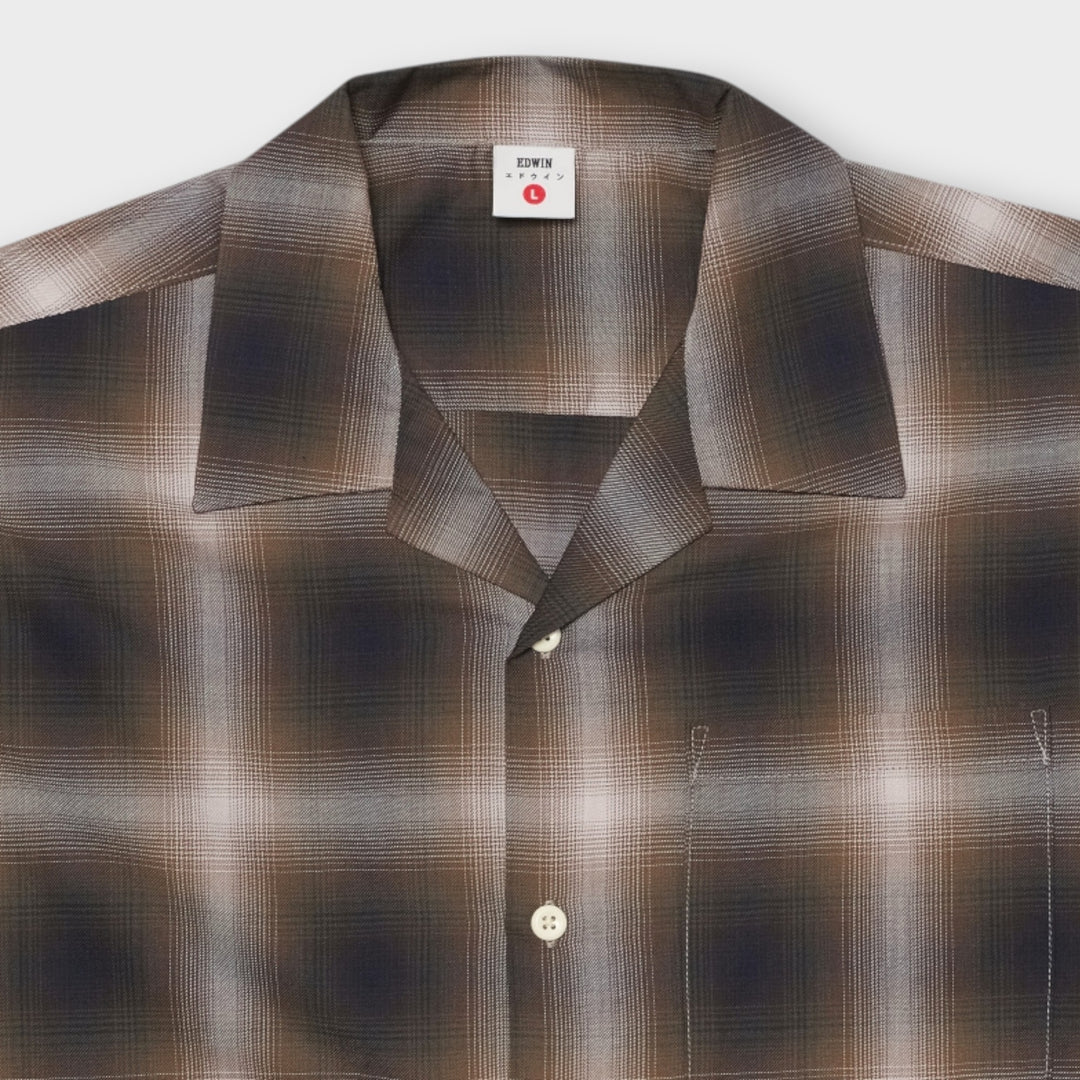 Edwin Open Collar Shirt set forfra i brun og grå.