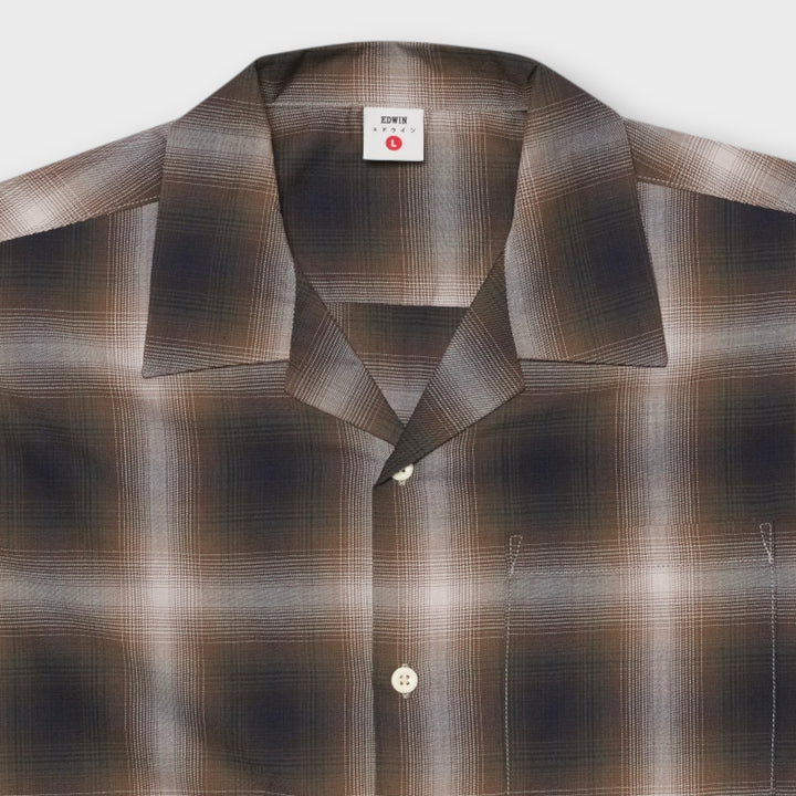 Edwin Open Collar Shirt set forfra i brun og grå.