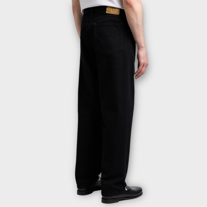 Edwin Loose Jeans i Black Unwashed set bagfra med klassisk 5-pocket design.