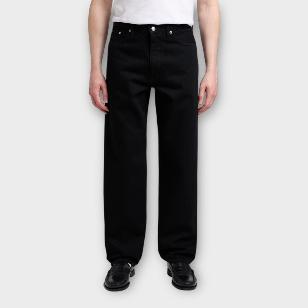 Detalje af Edwin Loose Jeans i Black Unwashed med rå denim og rene syninger.
