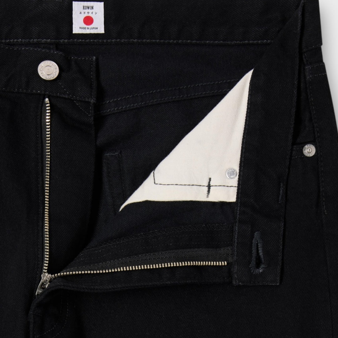 Nærbillede af materialet på Edwin Loose Jeans i Black Unwashed i ubehandlet, sort denim.