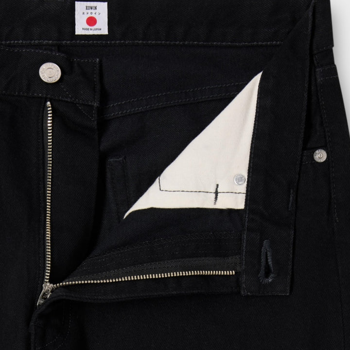 Nærbillede af materialet på Edwin Loose Jeans i Black Unwashed i ubehandlet, sort denim.