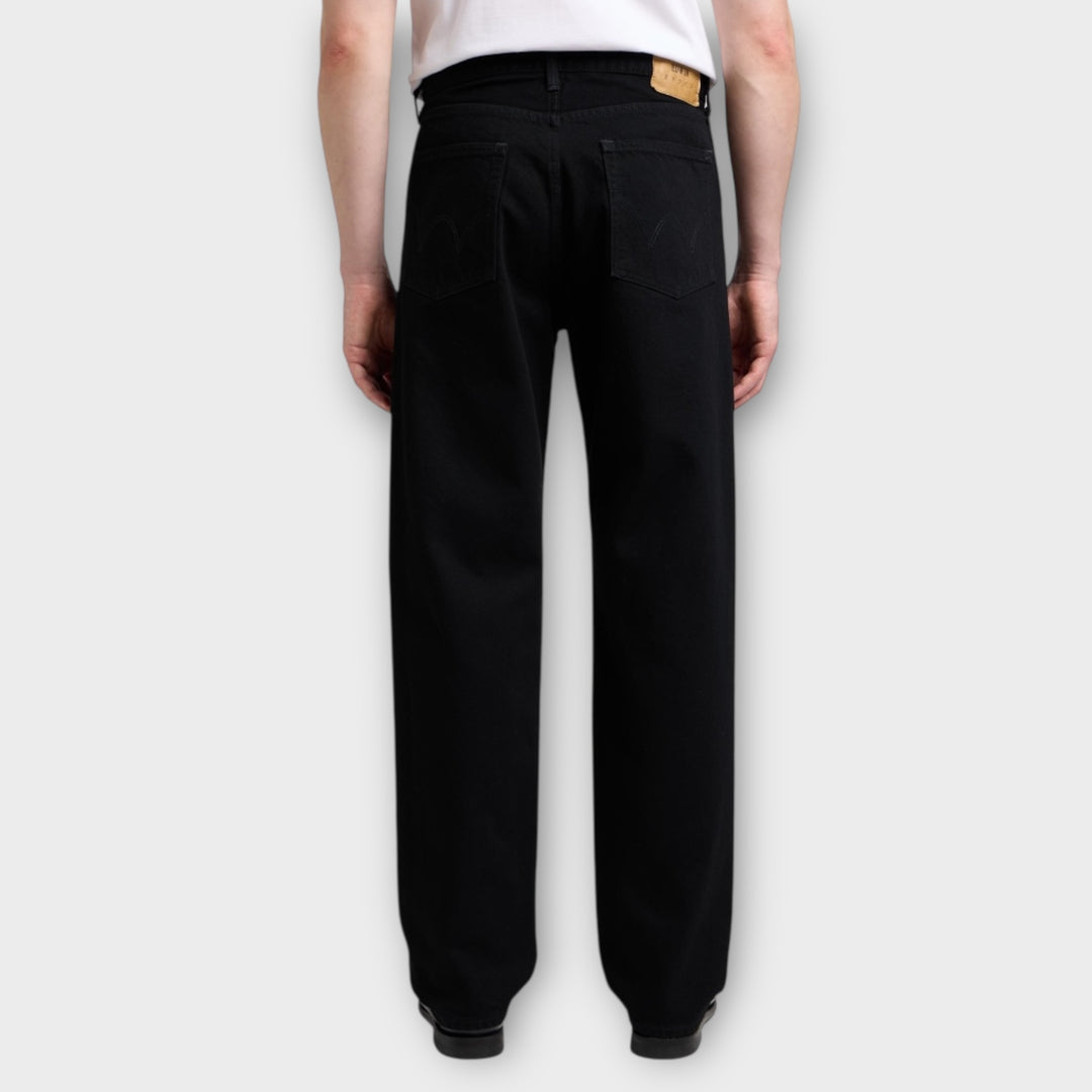 Taljedetalje på Edwin Loose Jeans i Black Unwashed med lynlåslukning og bæltestropper.