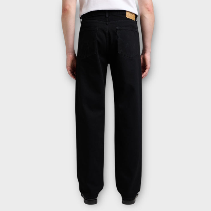 Taljedetalje på Edwin Loose Jeans i Black Unwashed med lynlåslukning og bæltestropper.