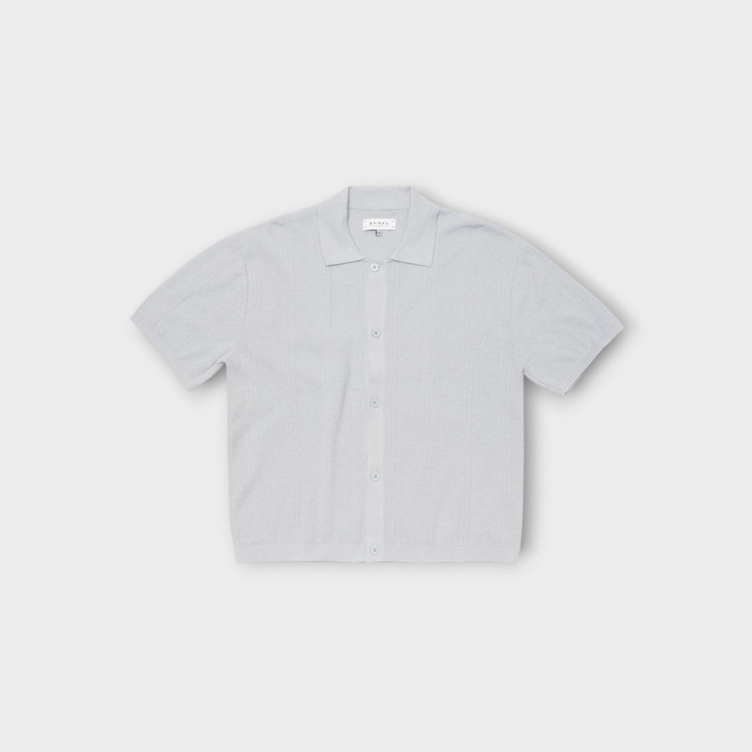 Edwin Luis Buttoned Polo Knit i grå med klassisk polo krave

