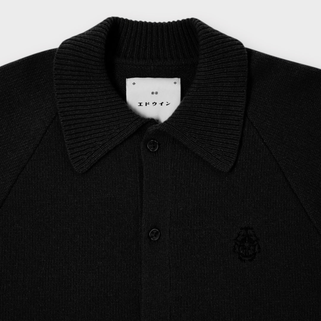 Edwin Mars Polo Cardigan i sort vist på model – sofistikeret og komfortabel pasform.