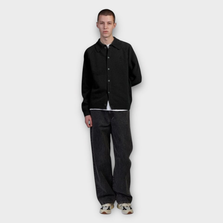 Foran på Edwin Mars Polo Cardigan i sort med knaplukning og ribkanter.