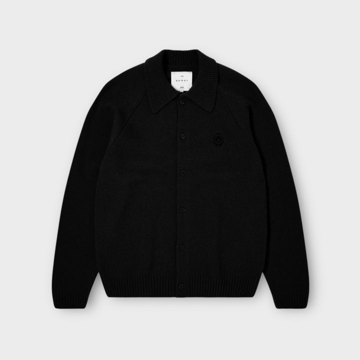 Edwin Mars Polo Cardigan i sort – stilren cardigan med polo-krave.