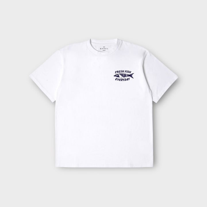 Foran på Edwin Monsieur Sakana T-Shirt i hvid – herremodel med japansk inspireret motiv.