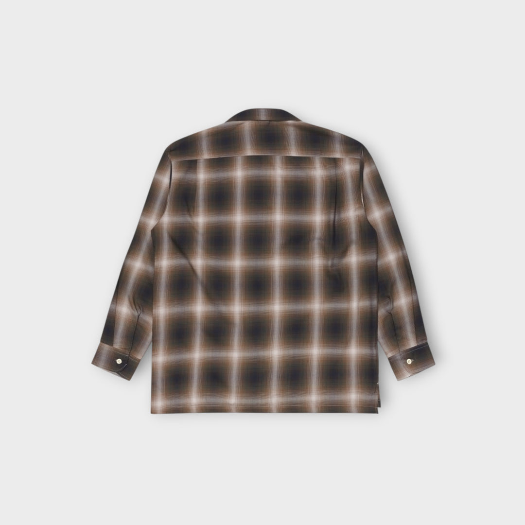 Edwin sommer skjorte med klassisk plaid-design.