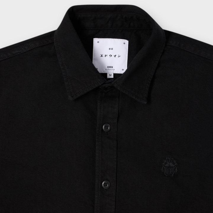 Bagside af Edwin Sebastian Skjorte i sort – minimalistisk og stilrent design.