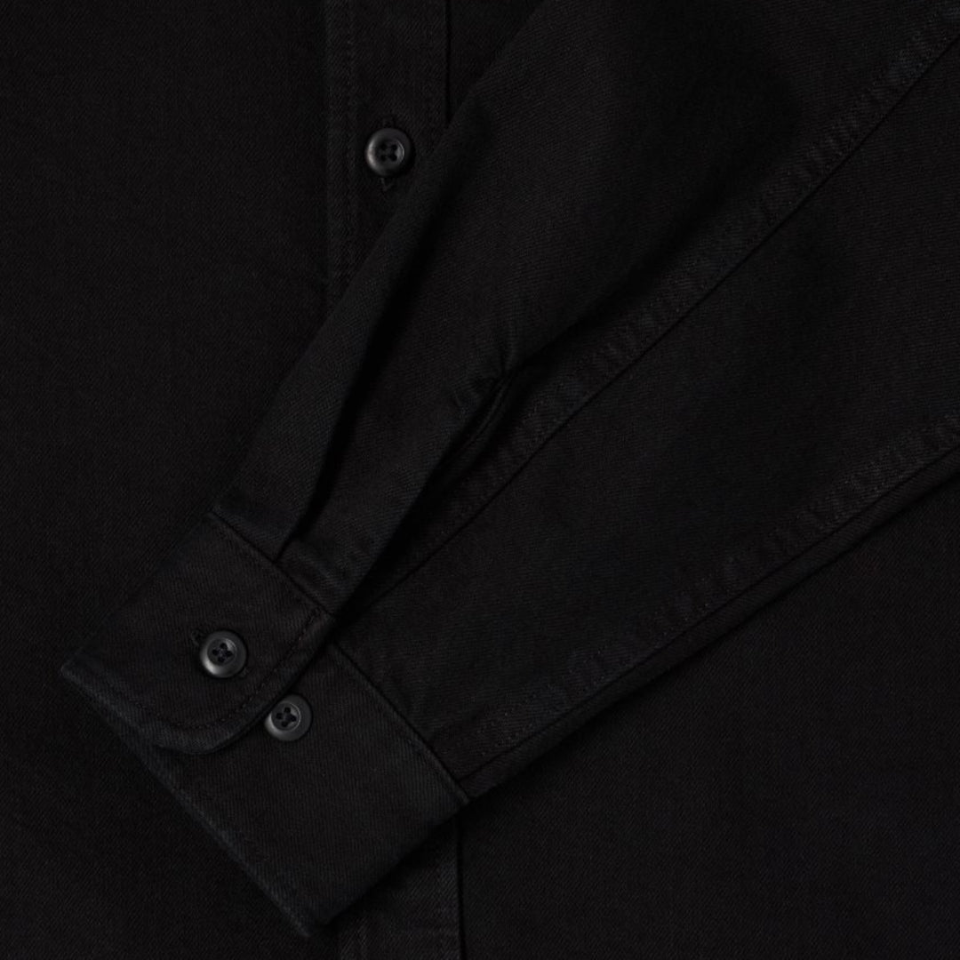 Detaljebillede af Edwin Sebastian Skjorte i sort med logo og struktur i stoffet.