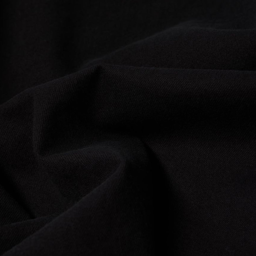 Edwin Sebastian Skjorte i sort vist på model – casual og tidløs stil.