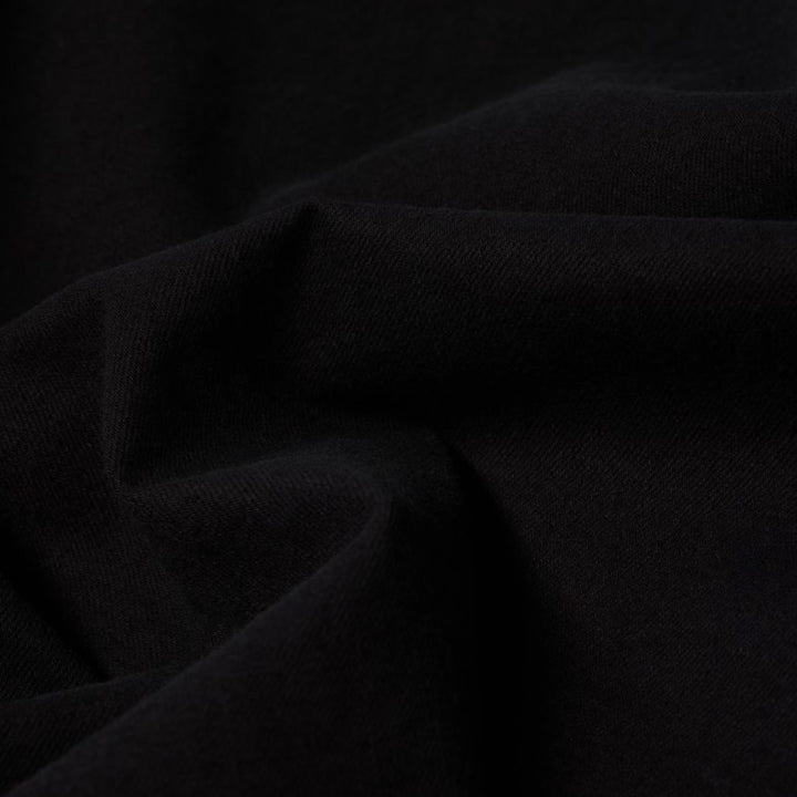 Edwin Sebastian Skjorte i sort vist på model – casual og tidløs stil.