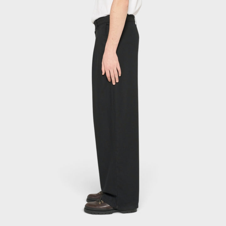 Edwin Alden Pant set forfra i Black.