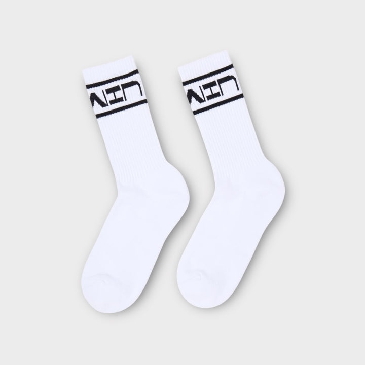 Hvide Edwin Stribet Sokker – blød bomuldsblanding med sporty look.