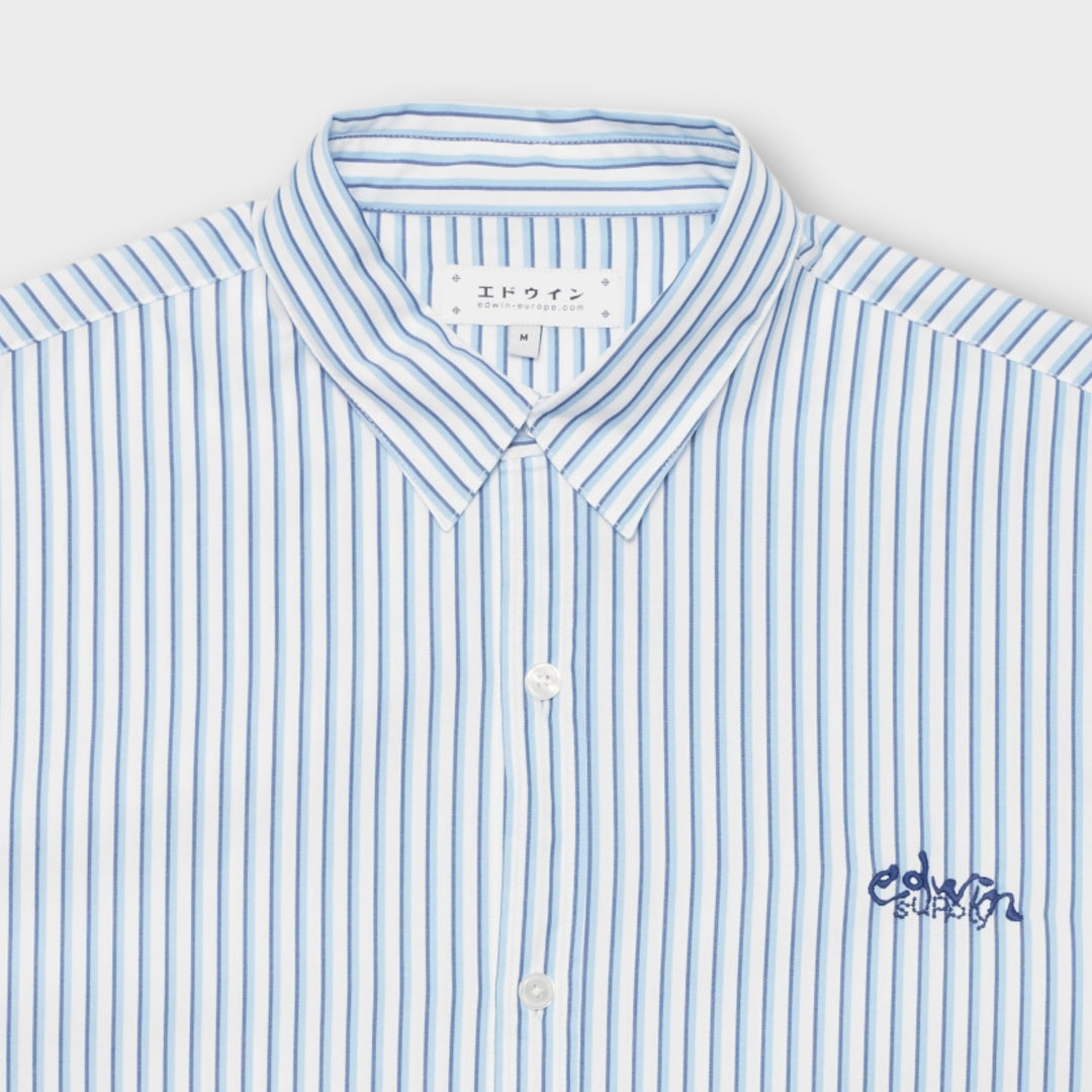 Let Edwin SS shirt i blå til varme dage
